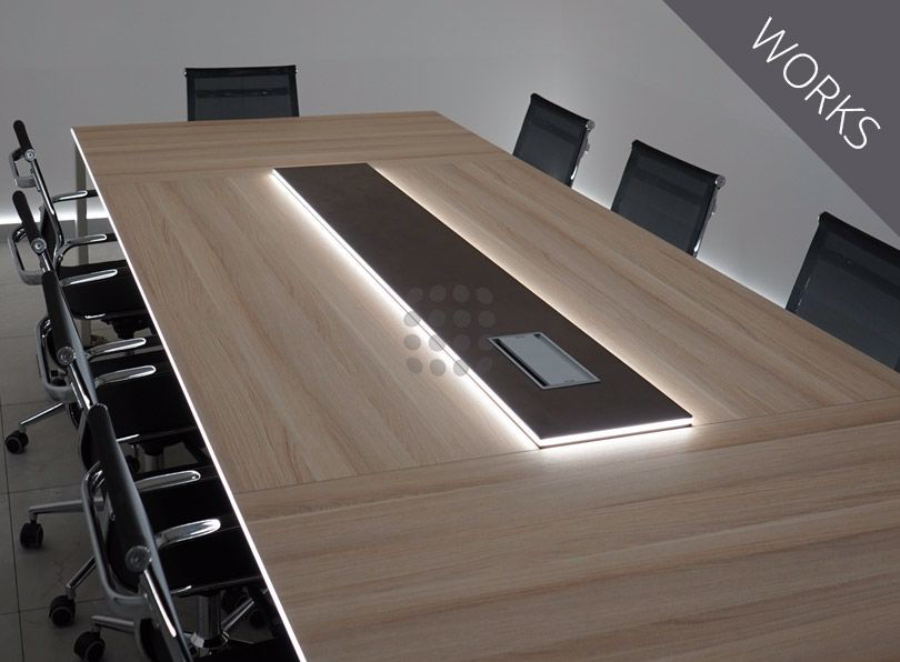 Konferenztisch mit LED-Beleuchtung